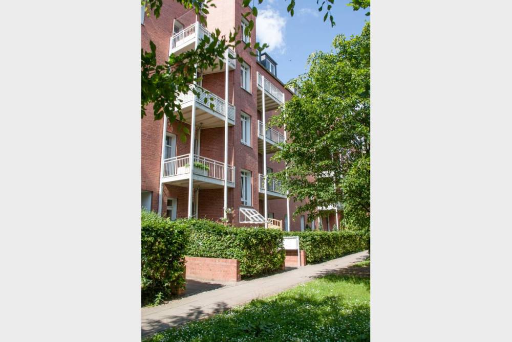 Wohnung mit Balkon und Parkett - Grüner Innenhof mit Bachlauf