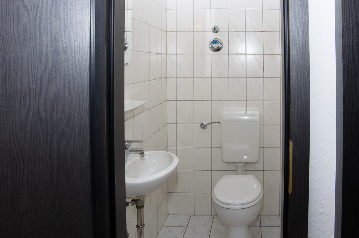 separates WC