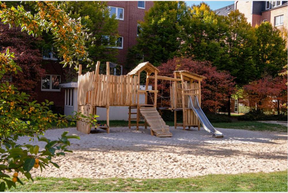 Spielplatz im grünen Innenhof