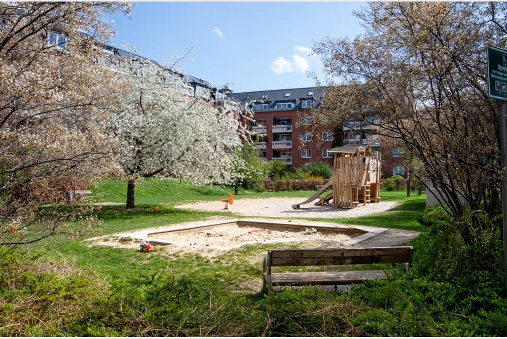 Spielplatz im grünen Innenhof