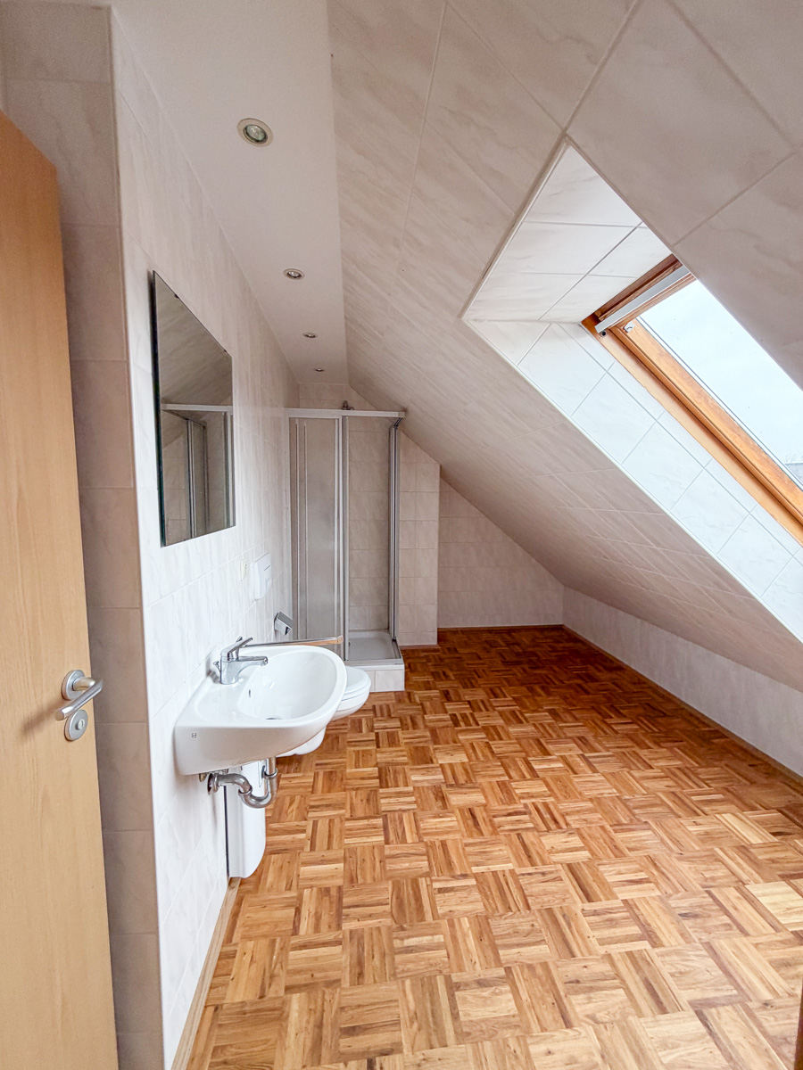 Bad 2 (Galerie) mit Dusche und Fenster