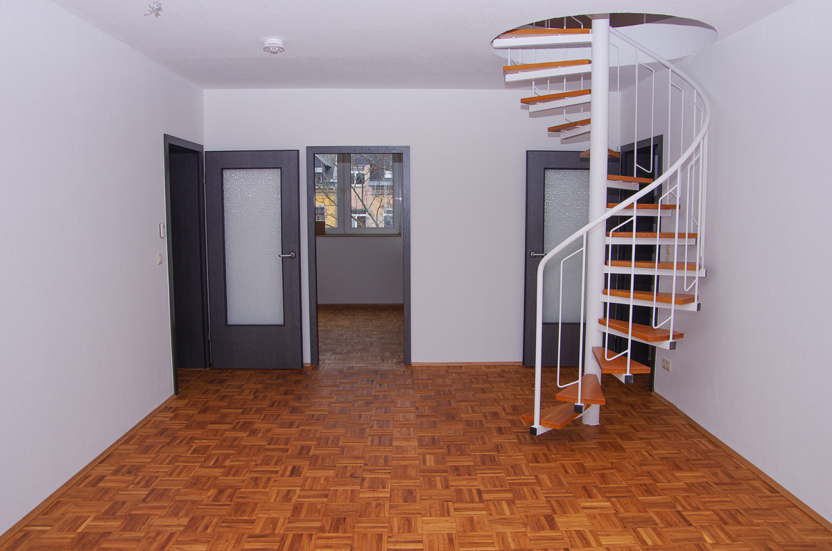 Wohnzimmer und Treppe zur Galerie