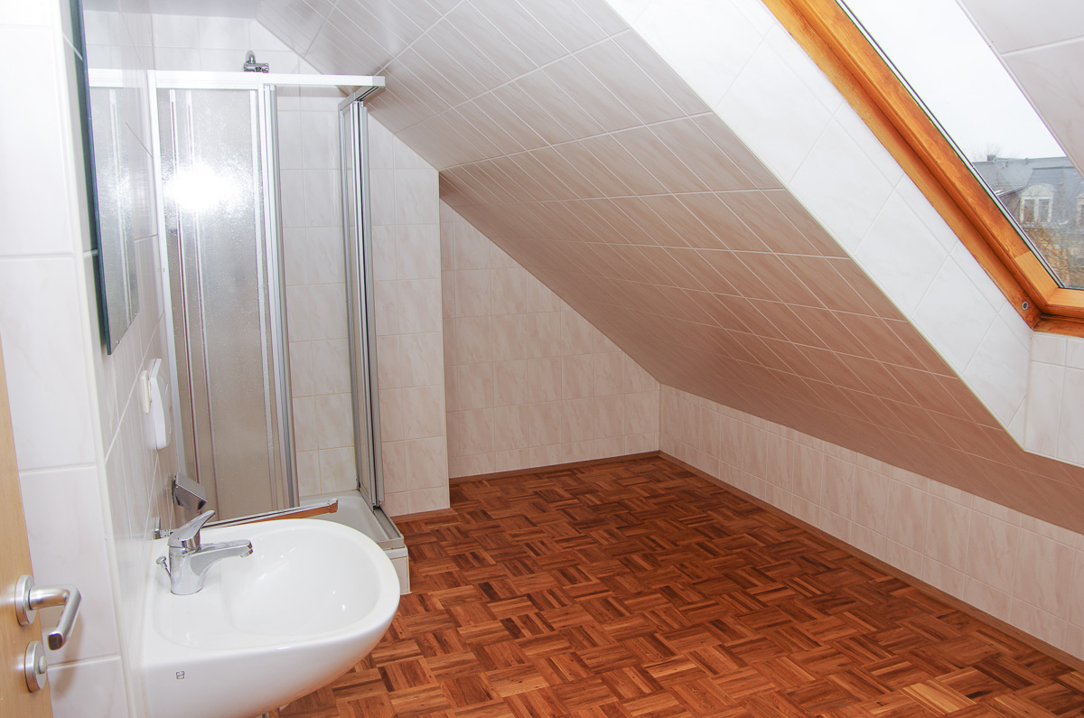 Bad 2 (Galerie) mit Dusche und Fenster