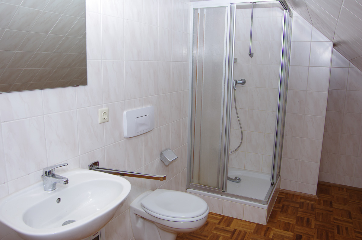 Bad 2 (Galerie) mit Dusche und Fenster