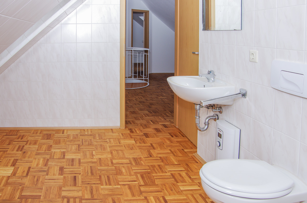 Bad 2 (Galerie) mit Dusche und Fenster